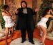 Matt Kukes dans le clip d' Opera Sublima . Kitsch et coquin.