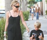 Sharon Stone et son fils Laird en pleine séance shopping à Beverly Hills le 24 juin 2011. Le petit garçon a eu des jouets lego Star Wars. <br />