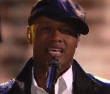 Javier Colon chante son single  Stitch by stitch  lors de la finale de  The Voice , le 29 juin 2011 sur NBC.