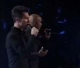 Adam Levine en duo avec le gagnant Javier Colon sur  Man in the mirror , à la finale de  The Voice , sur NBC, le 29 juin 2011. 