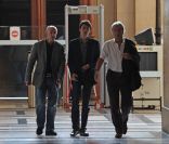Alain Delon sort du bureau de la juge des affaires familiales en   compagnie de son fils Alain-Fabien, dont il a obtenu la garde. Photos   exclusives.