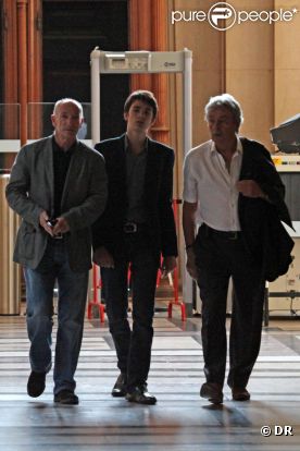 Alain Delon sort du bureau de la juge des affaires familiales en   compagnie de son fils Alain-Fabien, dont il a obtenu la garde. Photos   exclusives.