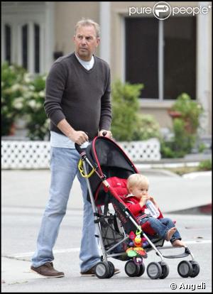 Kevin Costner se balade avec son fils