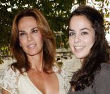 Anouchka Delon et sa mère Rosalie Van Breemen, à Paris, le 7 octobre 2009.
