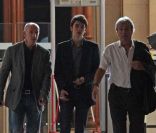 Alain Delon sort du bureau de la juge des affaires familiales en compagnie de son fils Alain-Fabien, dont il a obtenu la garde. Septembre 2010. Photos exclusives.