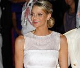 La Princesse Charlene avec sa robe Armani lors du dîner organisé pour son mariage avec le Prince Albert. Monaco, le 2 juillet 2011