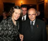 L'archiduc Otto de Habsbourg-Lorraine (photo : à Rome en 2002 avec sa femme Regina) est mort lundi 4 juillet 2011 à l'âge de 98 ans.