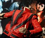 Le blouson de Michael Jackson porté dans Thriller a été adjugé 1,2 million d'euros, à Los Angeles, juin 2011. 