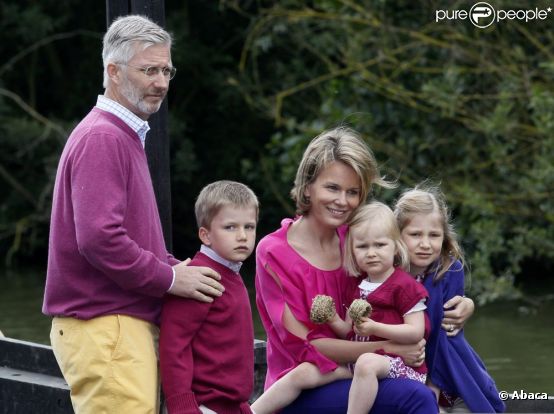 La princesse Mathilde et le prince Philippe de Belgique ont emmené leurs quatre enfants visiter un site archéologique en Belgique, le 8 juillet 2011.
