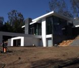 Tom Brady supervise l'avancée des travaux de la maison qu'il a acheté pour son épouse Gisele Bündchen. Beverly Hills, 9 juillet 2011