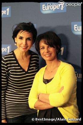 Rachida Dati et sa soeur Malika chez Europe 1, dans l'émission d'Ariane Massenet en juillet 2011.
