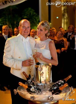Le prince Albert et la princesse Charlene de Monaco n'ont pas quitté l'Afrique du Sud le vendredi 8 juillet 2011 : ils y seraient toujours, pour une vraie lune de miel dans le plus grand secret.