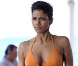 Halle Berry est divine et au ralenti sous les yeux de Pierce Brosnan dans Meurs un Autre Jour<br />