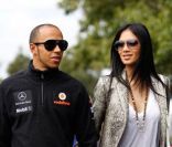 Nicole Scherzinger et Lewis Hamilton en mars 2011 durant le Grand Prix d\'Australie<br />