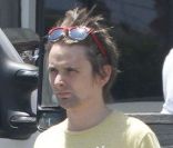Matthew Bellamy va chercher des boissons fraîches au Starbucks Coffee, à Los Angeles, le 16 juillet 2011.