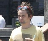 Matthew Bellamy va chercher des boissons fraîches au Starbucks Coffee, à Los Angeles, le 16 juillet 2011.