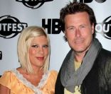 Tori Spelling, enceinte, Dean McDermott, et leurs deux enfants à Los Angeles, le 16 juillet 2011.<br />