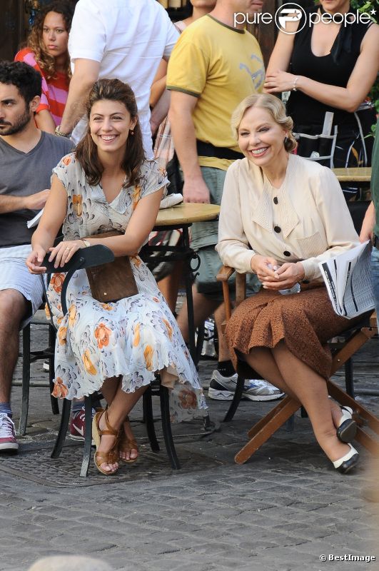 Alessandra Mastronardi et Ornella Muti le 15 juillet 2011 à Rome sur le tournage de Bop Decameron de Woody Allen 