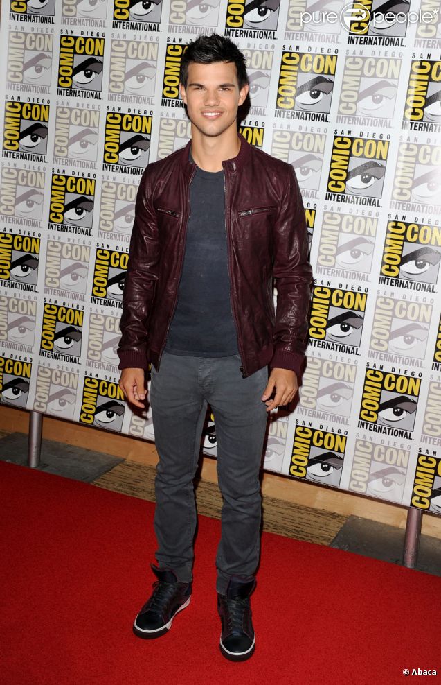 http://static1.purepeople.com/articles/1/84/16/1/@/666326-taylor-lautner-lors-de-la-promotion-au-637x0-3.jpg