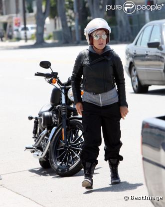 Pink et son mari Carey Hart s'offrent un tour de moto le 23 juillet 2011 à Malibu  