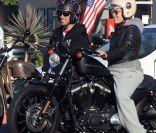 Pink et son mari Carey Hart s'offrent un tour de moto le 23 juillet 2011 à Malibu  