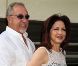 Gloria Estefan est accompagnée depuis 1978 par son mari, Emilio Estefan. 