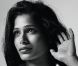 Freida Pinto, envoûtante, tend l'oreille à son tour