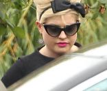 Kelly Osbourne à la sortie des funérailles et de l'incinération d'Amy  Winehouse au cimetière Edgwarebury du nord de Londres, mardi 26 juillet  2011.