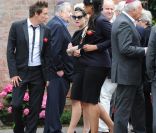Les proches d'Amy Winehouse étaient rassemblés mardi 26 juillet 2011 au cimetière Edgwarebury, dans le nord de Londres, pour les funérailles et la crémation de la star décédée le 23 juillet.