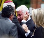  Mitch Winehouse, effondré pour l'ultime adieu à sa fille, le 26 juillet 2011. Il a prononcé un éloge funèbre touchant, racontant d'amusantes anecdotes de l'enfance d'Amy... 
 Les proches d'Amy Winehouse étaient rassemblés mardi 26 juillet 2011 au cimetière Edgwarebury, dans le nord de Londres, pour les funérailles et la crémation de la star décédée le 23 juillet. 