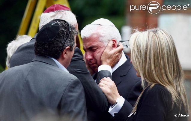  Mitch Winehouse, effondré pour l'ultime adieu à sa fille, le 26 juillet 2011. Il a prononcé un éloge funèbre touchant, racontant d'amusantes anecdotes de l'enfance d'Amy... 
 Les proches d'Amy Winehouse étaient rassemblés mardi 26 juillet 2011 au cimetière Edgwarebury, dans le nord de Londres, pour les funérailles et la crémation de la star décédée le 23 juillet. 