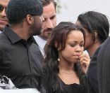  La chanteuse Dionne Bromfield, très affectée par la disparition d'Amy Winehouse, était présente à ses obsèques. 
 Les funérailles d'Amy Winehouse, qui ont eu lieu le 26 juillet 2011 au cimetière Edgwarebury du nord de Londres, ont été marquées par l'éloge funèbre touchant et drôle de son père Mitch, très affecté... 