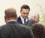  Reg Traviss, discret depuis le décès de son amour Amy Winehouse, a assisté, sombre, à ses obsèques le 26 juillet. 
 Les funérailles d'Amy Winehouse, qui ont eu lieu le 26 juillet 2011 au cimetière Edgwarebury du nord de Londres, ont été marquées par l'éloge funèbre touchant et drôle de son père Mitch, très affecté... 