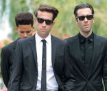  Nick Grimshaw, ami proche d'Amy Winehouse, à ses obsèques. 
 Les funérailles d'Amy Winehouse, qui ont eu lieu le 26 juillet 2011 au cimetière Edgwarebury du nord de Londres, ont été marquées par l'éloge funèbre touchant et drôle de son père Mitch, très affecté... 