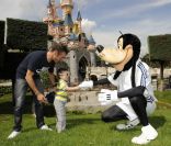 Thomas Voeckler, héros français du Tour de France 2011, a profité lundi 25 juillet 2011 de joies de Disneyland Paris en compagnie de son épouse Julie et de leurs deux enfants, Mahé, 2 ans, et Lila, 1 mois.