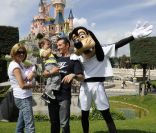 Thomas Voeckler, héros français du Tour de France 2011, a profité lundi 25 juillet 2011 de joies de Disneyland Paris en compagnie de son épouse Julie et de leurs deux enfants, Mahé, 2 ans, et Lila, 1 mois.