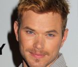 Kellan Lutz pose pour la campag...