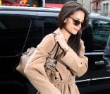 Katie Holmes en jean Flare, qui lui donne une superbe allure seventies 