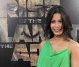 Freida Pinto à l'avant-première de  La Planète des singes : les origines , à Los Angeles, le 28 juillet 2011.