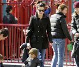 Sandra Bullock est une maman fashionista et donne son bon goût pour la mode à son craquant Louis.  