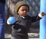 Sandra Bullock est une maman fashionista et donne son bon goût pour la mode à son craquant Louis.  