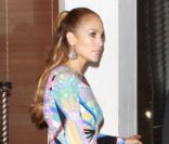 Jennifer Lopez sort d'un restaurant à Miami, accompagnée de quelques amis le 22 juillet 2011
