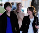 Alexa Chung et Alex Turner des Artic Monkeys dans les rues de Londres en juin 2008