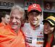 Dimanche 31 juillet 2011, Jenson Button remportait le 11e Grand Prix de sa carrière en Hongrie, sur le Hungaroring, pour son 200e départ en F1. Le Britannique a pu fêter cette belle victoire avec son père John et sa compagne Jessica Michibata. 