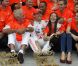 Entouré du Team Mc Laren et tout contre son père John et sa chérie Jessica Michibata, Jenson Button savoure... 
 Dimanche 31 juillet 2011, Jenson Button remportait le 11e Grand Prix de sa carrière en Hongrie, sur le Hungaroring, pour son 200e départ en F1. 