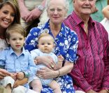  La reine Margrethe, une grand-mère comblée, avec son petit prince Vincent sur les genoux. 
 Au château de Grasten, résidence d'été de la famille royale de Danemark, la bonne humeur était au rendez-vous pour la séance photo des vacances, le 1er août 2011. 
 Autour de la reine Margrethe et du prince Henrik, le prince Frederik et la princesse Mary avec leurs quatre enfants (Christian, Isabella et les jumeaux Vincent et Joséphine) et le prince Joachim et la princesse Marie avec leurs trois enfants (Nikolai, Felix, Henrik) formaient une superbe ribambelle ! 