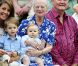 La reine Margrethe, une grand-mère comblée, avec son petit prince Vincent sur les genoux.
Au château de Grasten, résidence d'été de la famille royale de Danemark, la bonne humeur était au rendez-vous pour la séance photo des vacances, le 1er août 2011.
Autour de la reine Margrethe et du prince Henrik, le prince Frederik et la princesse Mary avec leurs quatre enfants (Christian, Isabella et les jumeaux Vincent et Joséphine) et le prince Joachim et la princesse Marie avec leurs trois enfants (Nikolai, Felix, Henrik) formaient une superbe ribambelle !