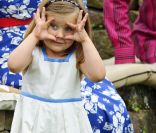  La princesse Isabella a l'habitude de faire sa coquine quand les photographes sont là... 
 Au château de Grasten, résidence d'été de la famille royale de Danemark, la bonne humeur était au rendez-vous pour la séance photo des vacances, le 1er août 2011. 
 Autour de la reine Margrethe et du prince Henrik, le prince Frederik et la princesse Mary avec leurs quatre enfants (Christian, Isabella et les jumeaux Vincent et Joséphine) et le prince Joachim et la princesse Marie avec leurs trois enfants (Nikolai, Felix, Henrik) formaient une superbe ribambelle ! 