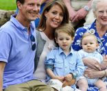  Le prince Joachim et la princesse Marie avec leur fils le prince Henrik, deux ans. 
 Au château de Grasten, résidence d'été de la famille royale de Danemark, la bonne humeur était au rendez-vous pour la séance photo des vacances, le 1er août 2011. 
 Autour de la reine Margrethe et du prince Henrik, le prince Frederik et la princesse Mary avec leurs quatre enfants (Christian, Isabella et les jumeaux Vincent et Joséphine) et le prince Joachim et la princesse Marie avec leurs trois enfants (Nikolai, Felix, Henrik) formaient une superbe ribambelle ! 