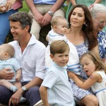 <p>Au château de Grasten, résidence d'été de la famille royale de Danemark, la bonne humeur était au rendez-vous pour la séance photo des vacances, le 1er août 2011.</p>
<p>Autour de la reine Margrethe et du prince Henrik, le prince Frederik et la princesse Mary avec leurs quatre enfants (Christian, Isabella et les jumeaux Vincent et Joséphine) et le prince Joachim et la princesse Marie avec leurs trois enfants (Nikolai, Felix, Henrik) formaient une superbe ribambelle !</p>